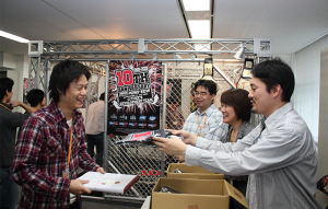 WWE SmackDown 10周年記念パーティー　記念品は、Ｔシャツ、バインダー、そしてエキプロまんじゅう！