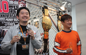 WWE SmackDown 10周年記念パーティー　シャンパンで乾杯（右：社長）