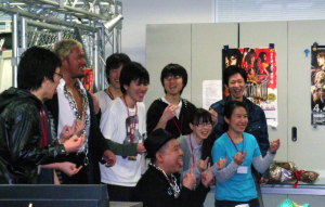 新人研修　プロレス研修講師の真壁刀義選手と記念写真